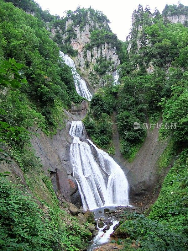 日本北海道的Hagoromonogaki (Hagoromo Falls)(日本100佳瀑布)